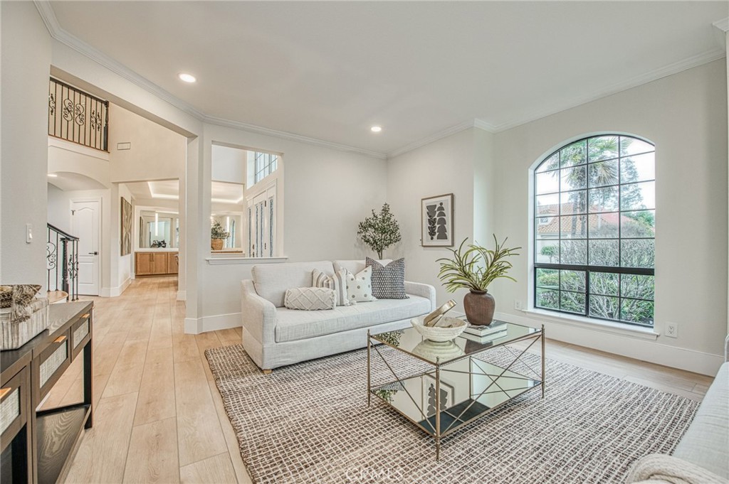 9381 N Woodmont Dr, Fresno, CA 93720