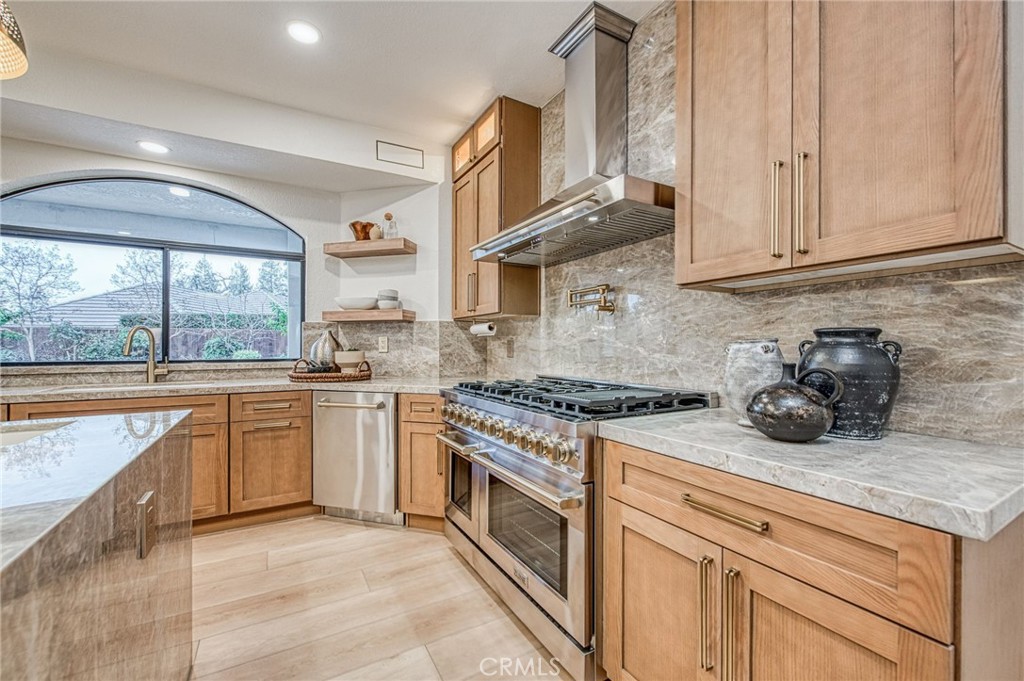 9381 N Woodmont Dr, Fresno, CA 93720