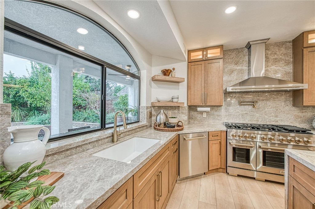 9381 N Woodmont Dr, Fresno, CA 93720