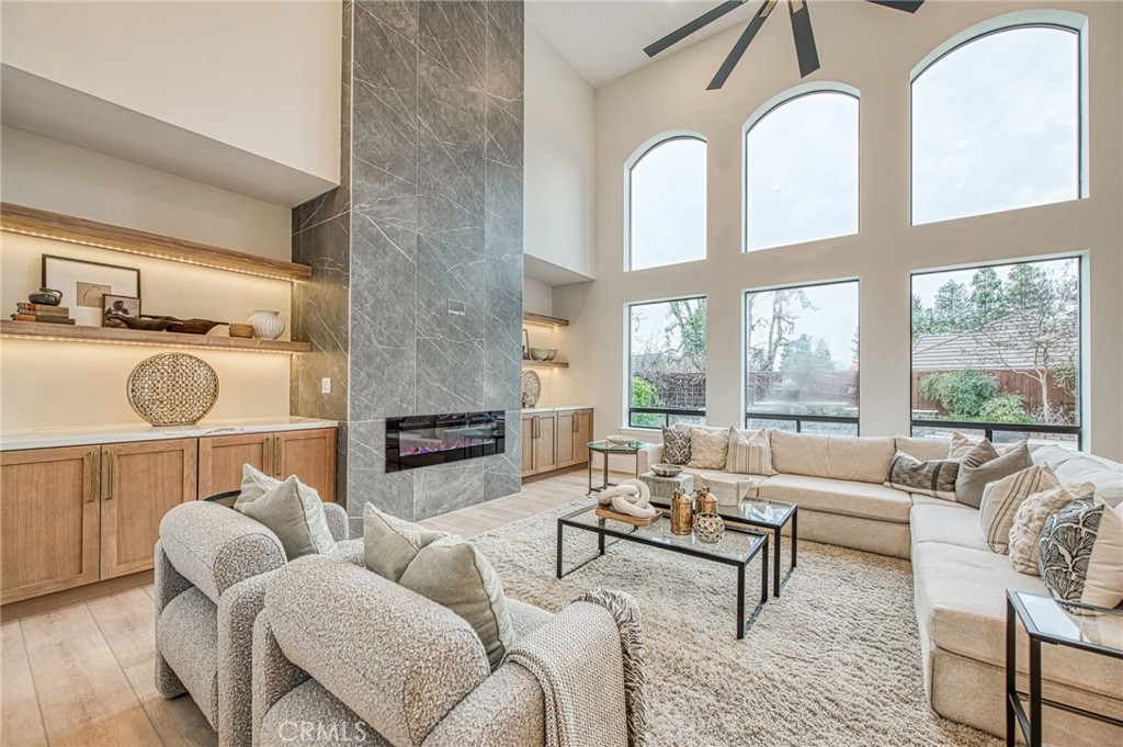 9381 N Woodmont Dr, Fresno, CA 93720