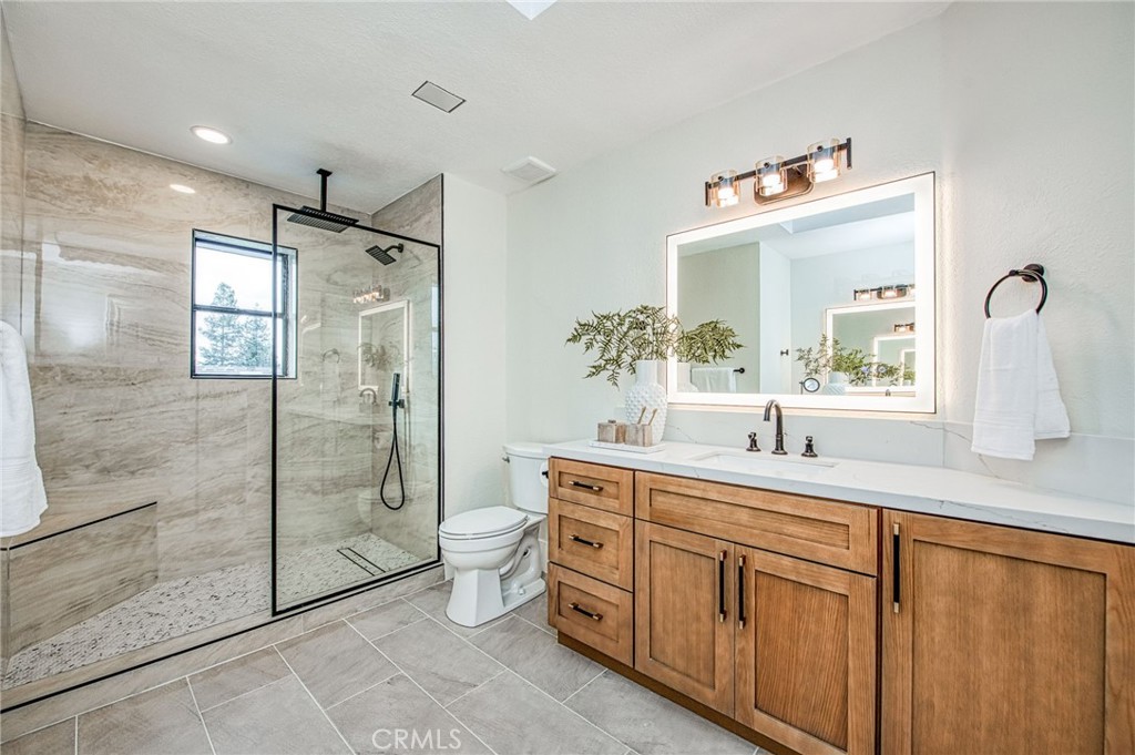 9381 N Woodmont Dr, Fresno, CA 93720