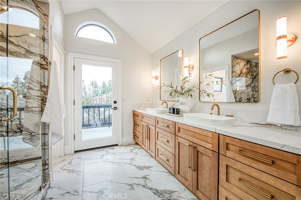 9381 N Woodmont Dr, Fresno, CA 93720