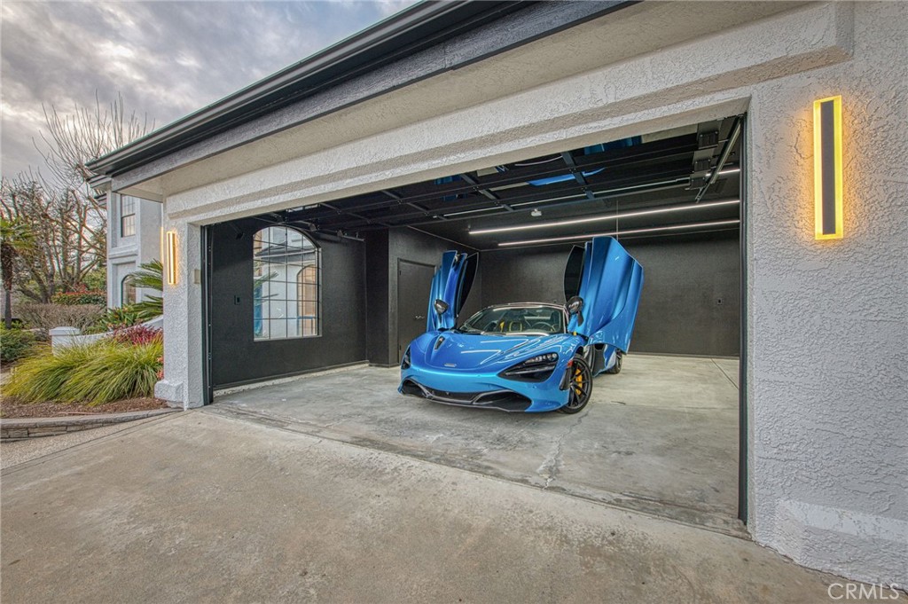 9381 N Woodmont Dr, Fresno, CA 93720