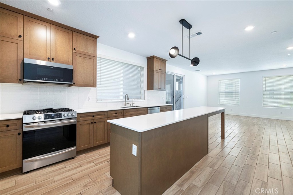 2725 E Teaberry Dr, Fresno, CA 93730