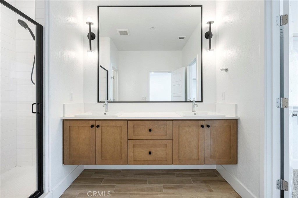 2725 E Teaberry Dr, Fresno, CA 93730