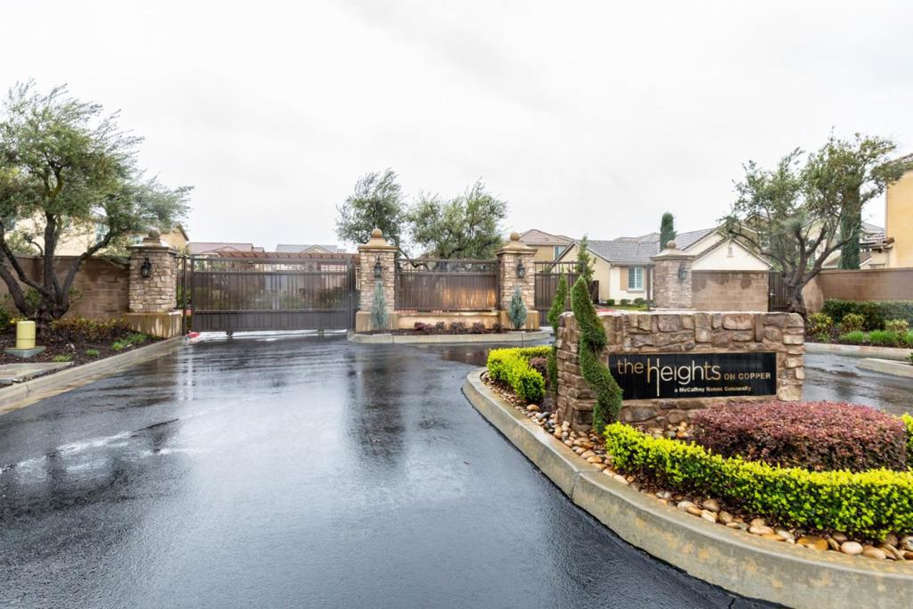 2037 E Christensen Dr, Fresno, CA 93730