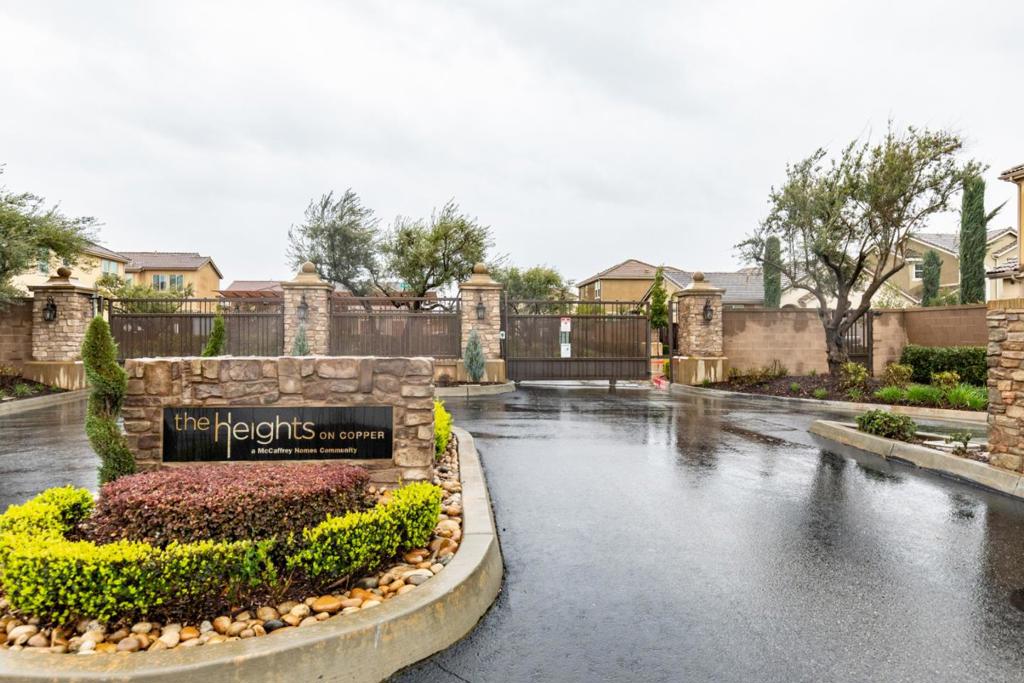 2037 E Christensen Dr, Fresno, CA 93730