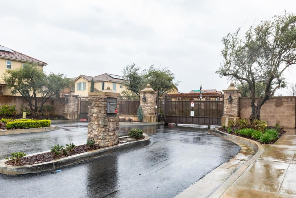 2037 E Christensen Dr, Fresno, CA 93730