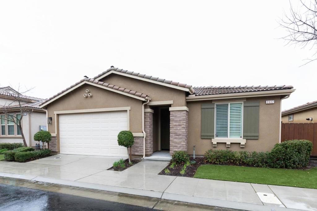 2037 E Christensen Dr, Fresno, CA 93730