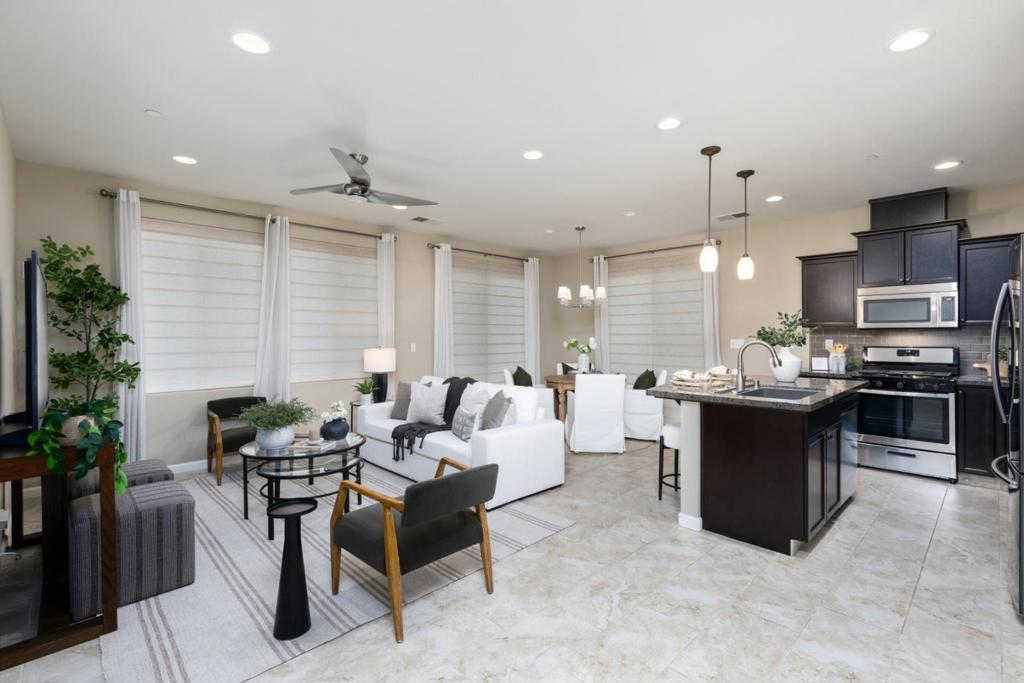 2037 E Christensen Dr, Fresno, CA 93730