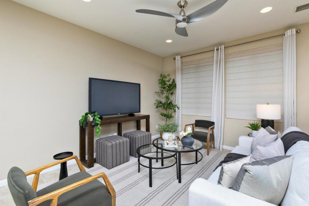 2037 E Christensen Dr, Fresno, CA 93730