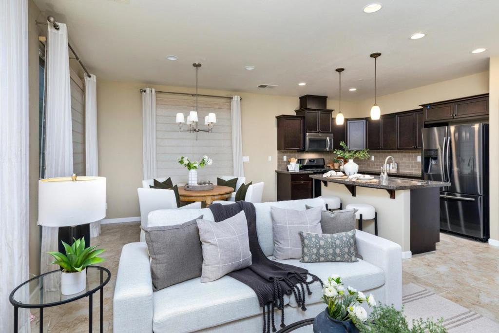 2037 E Christensen Dr, Fresno, CA 93730