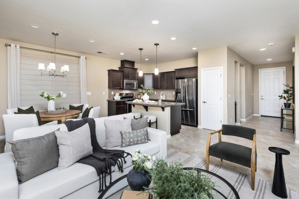 2037 E Christensen Dr, Fresno, CA 93730