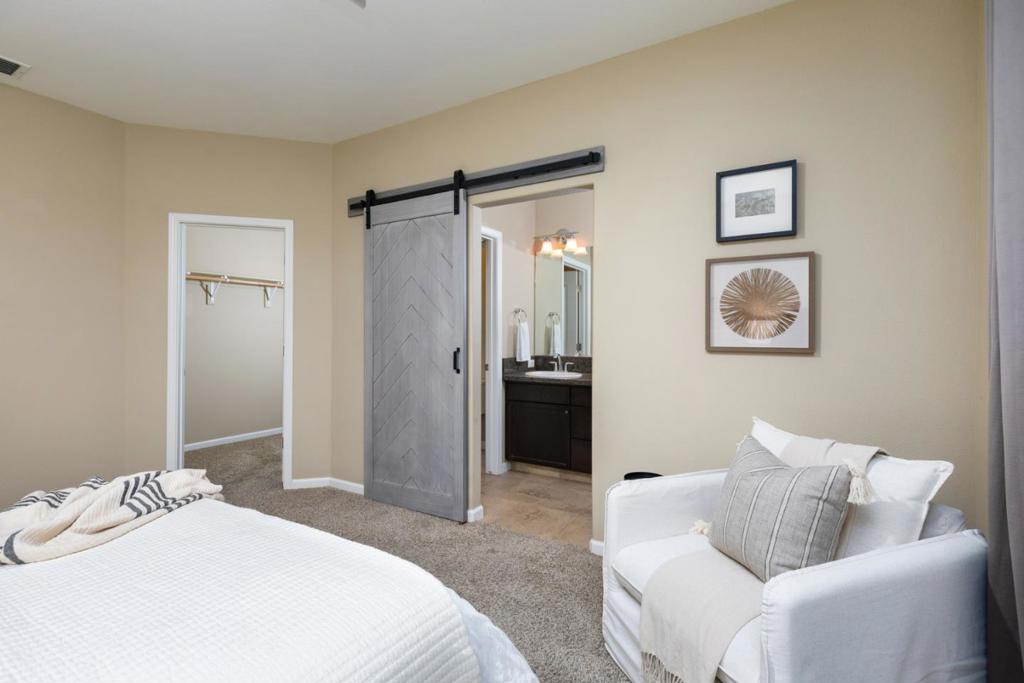 2037 E Christensen Dr, Fresno, CA 93730