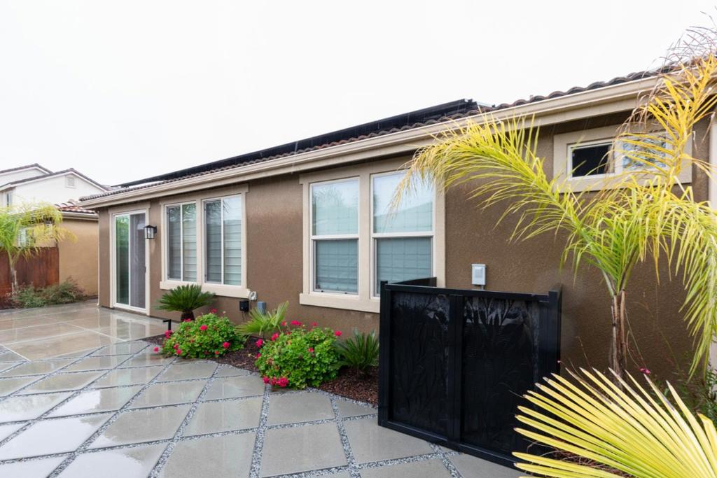 2037 E Christensen Dr, Fresno, CA 93730