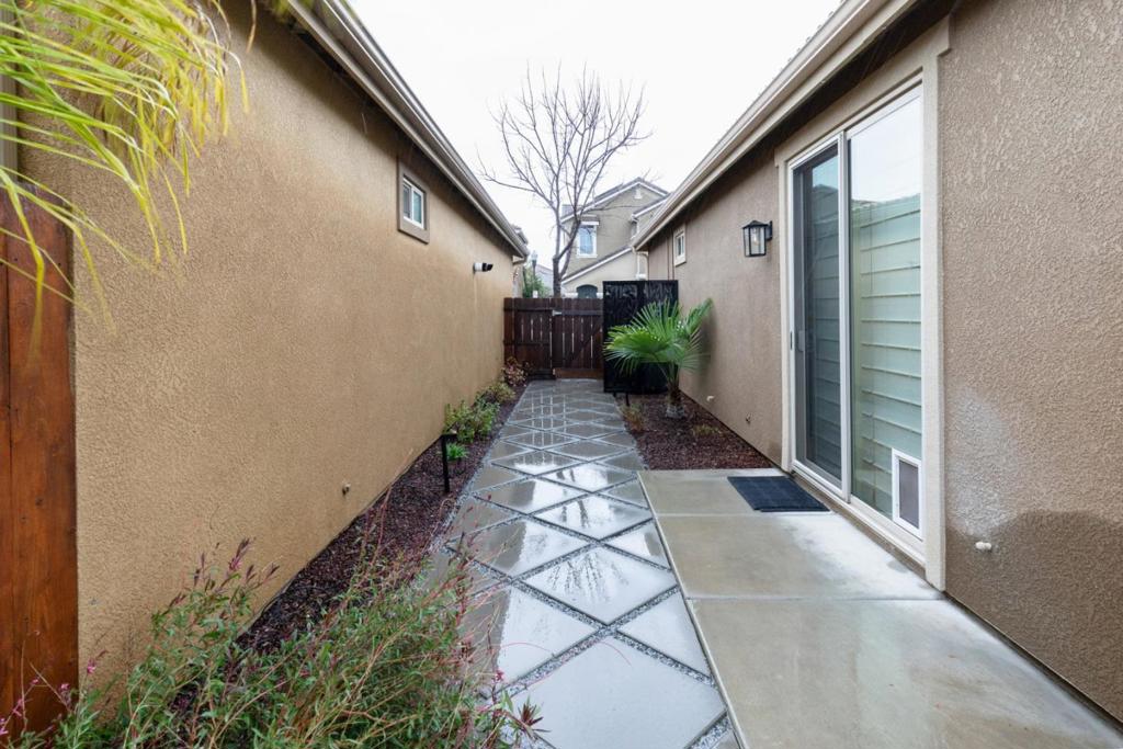 2037 E Christensen Dr, Fresno, CA 93730