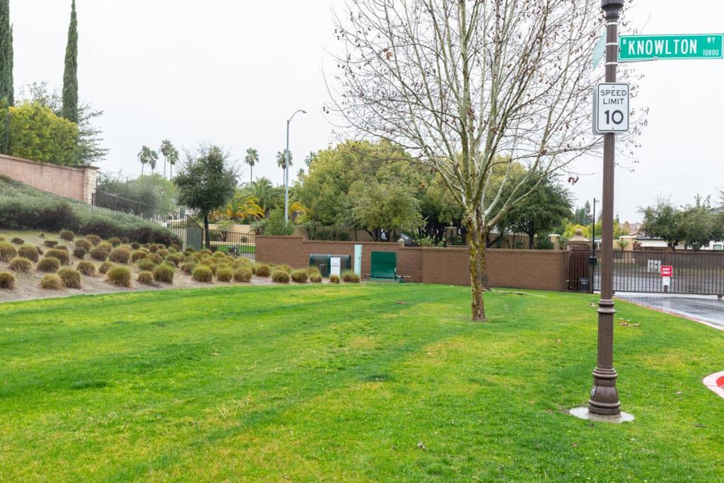 2037 E Christensen Dr, Fresno, CA 93730