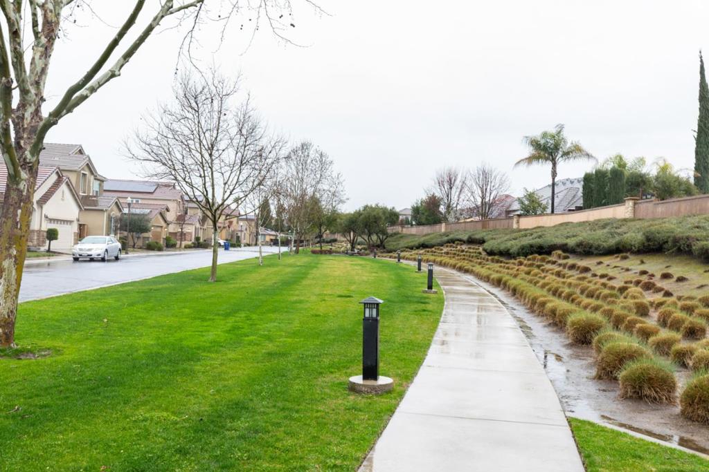 2037 E Christensen Dr, Fresno, CA 93730