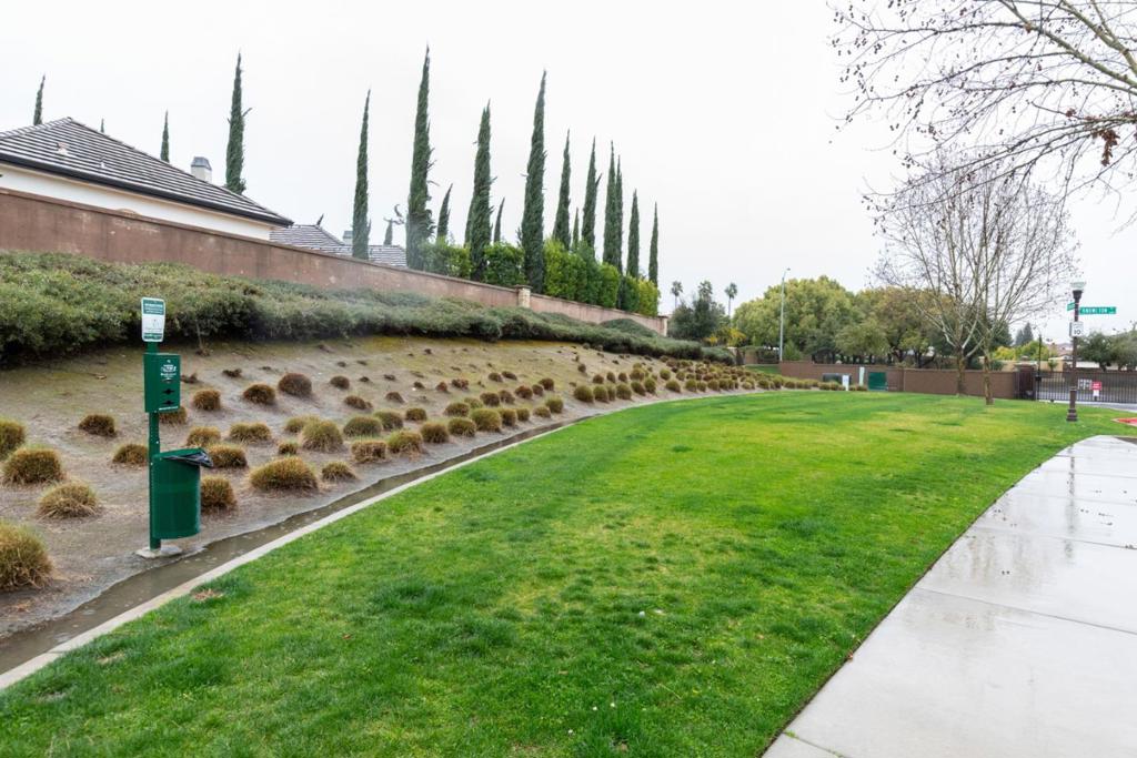 2037 E Christensen Dr, Fresno, CA 93730