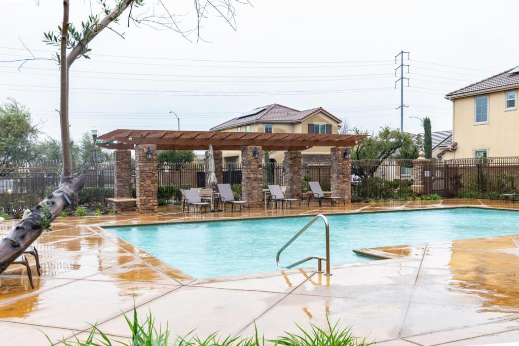 2037 E Christensen Dr, Fresno, CA 93730