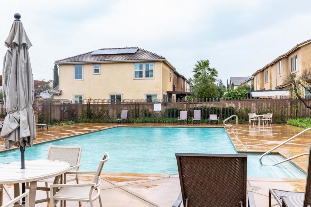 2037 E Christensen Dr, Fresno, CA 93730