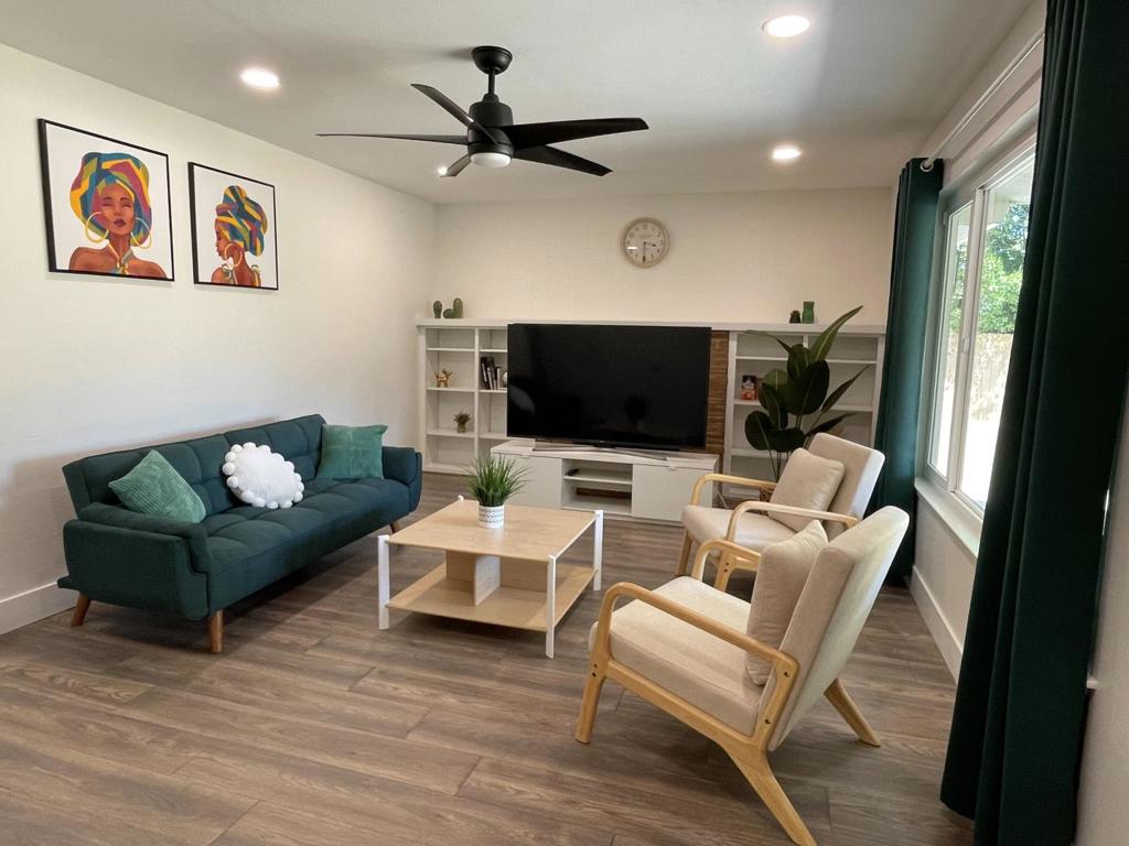 725 W Rialto Ave, Fresno, CA 93705