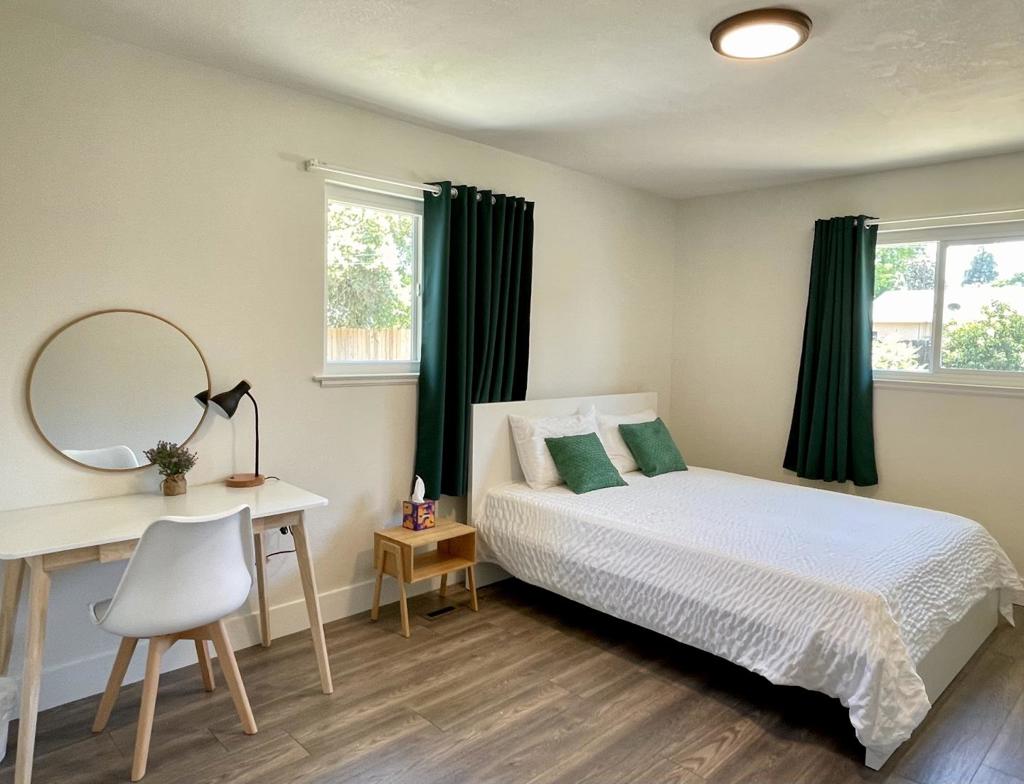 725 W Rialto Ave, Fresno, CA 93705