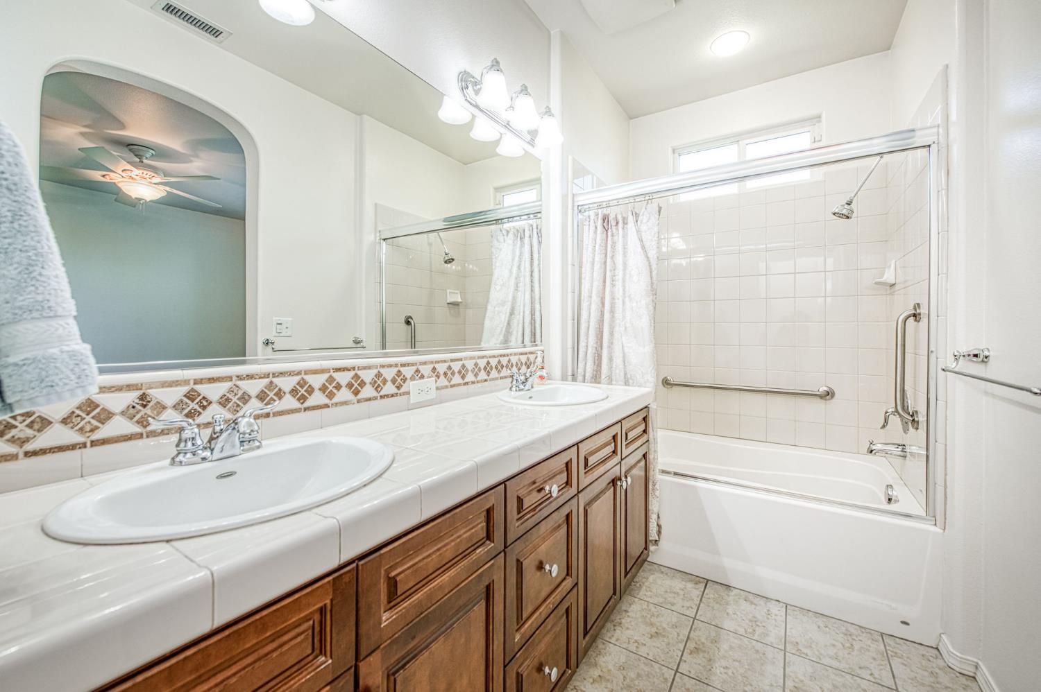 3623 W Black Walnut Ln, Fresno, CA 93711