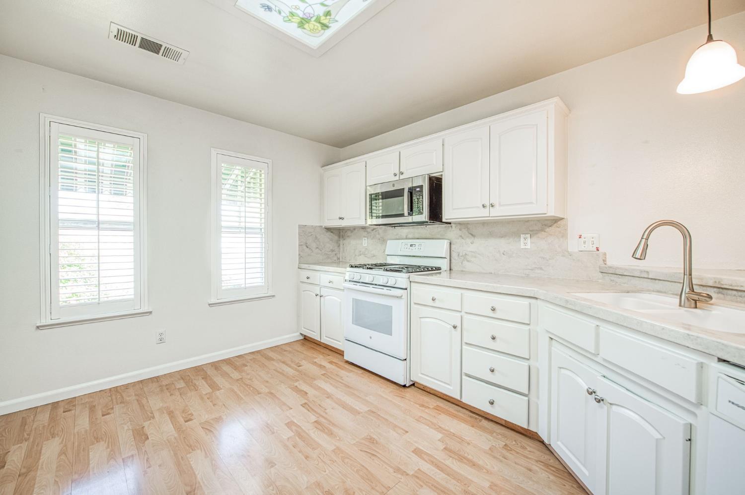 1811 E Oak Haven Dr, Fresno, CA 93730