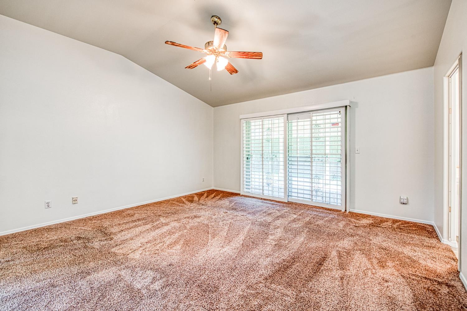 1811 E Oak Haven Dr, Fresno, CA 93730