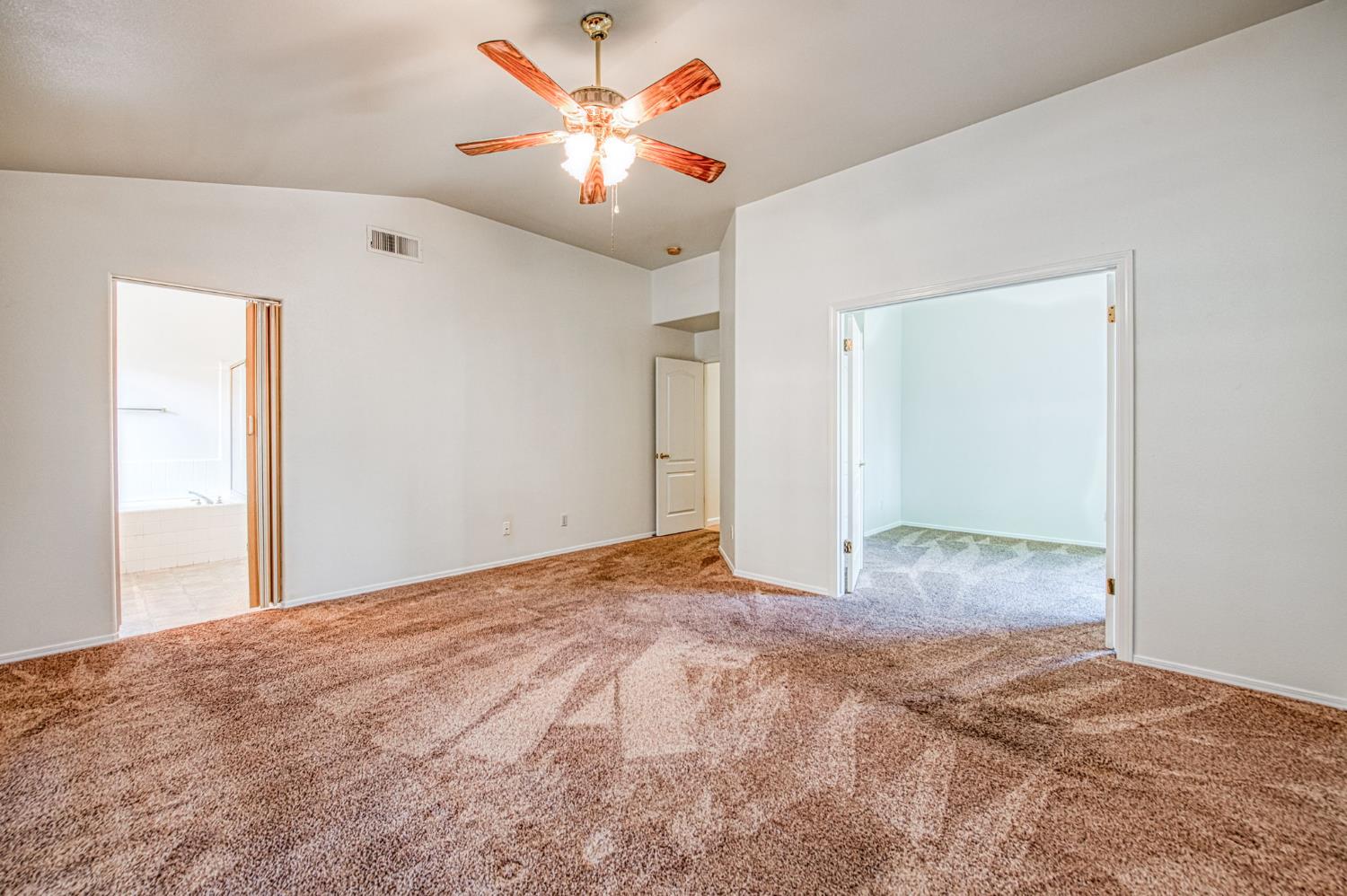 1811 E Oak Haven Dr, Fresno, CA 93730
