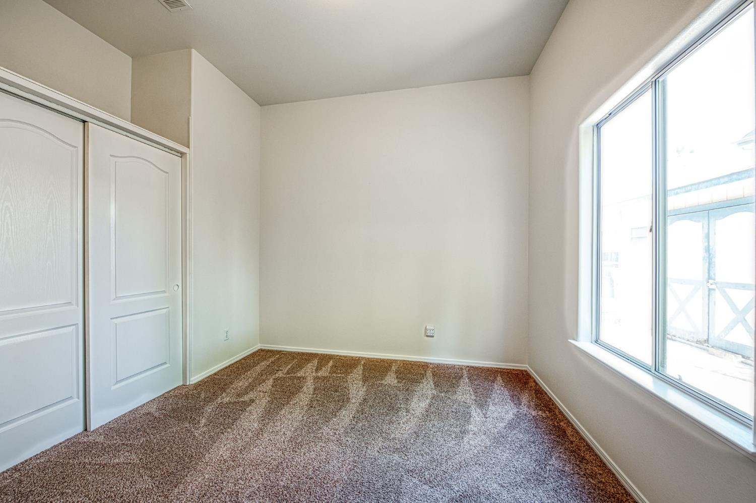 1811 E Oak Haven Dr, Fresno, CA 93730