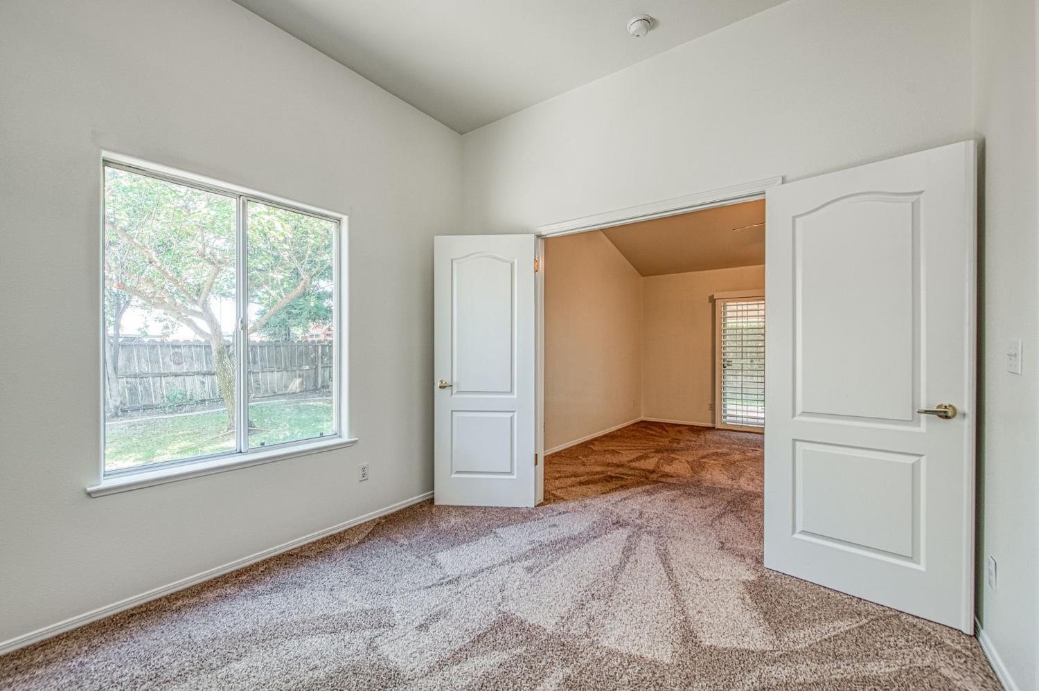 1811 E Oak Haven Dr, Fresno, CA 93730