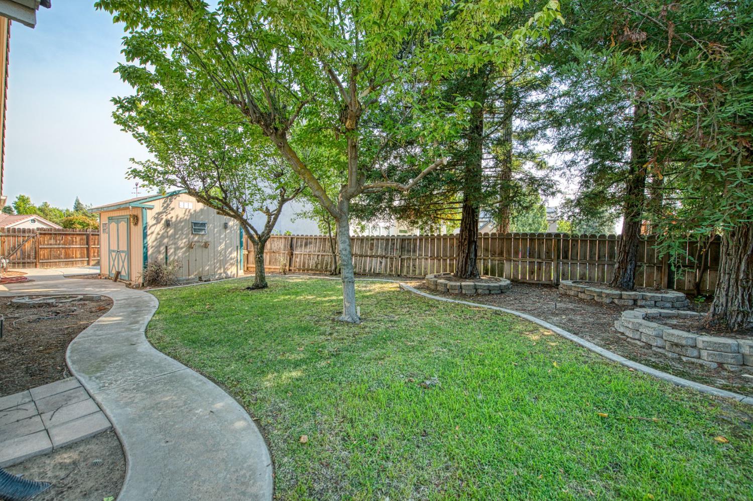 1811 E Oak Haven Dr, Fresno, CA 93730