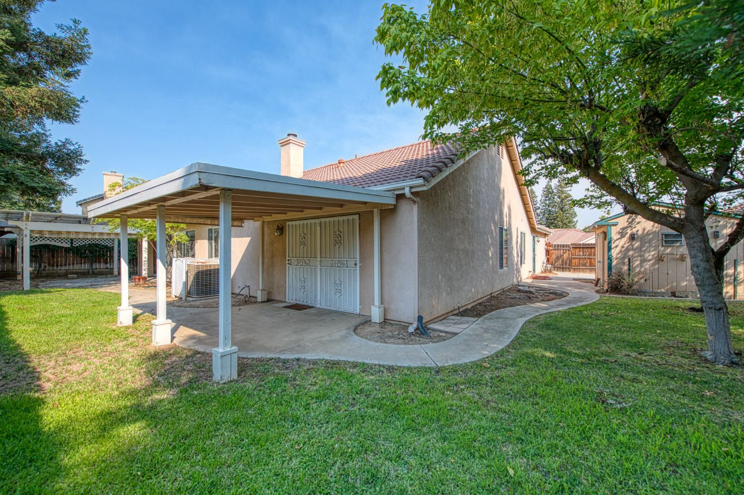1811 E Oak Haven Dr, Fresno, CA 93730