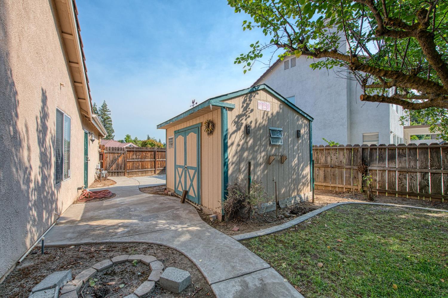 1811 E Oak Haven Dr, Fresno, CA 93730