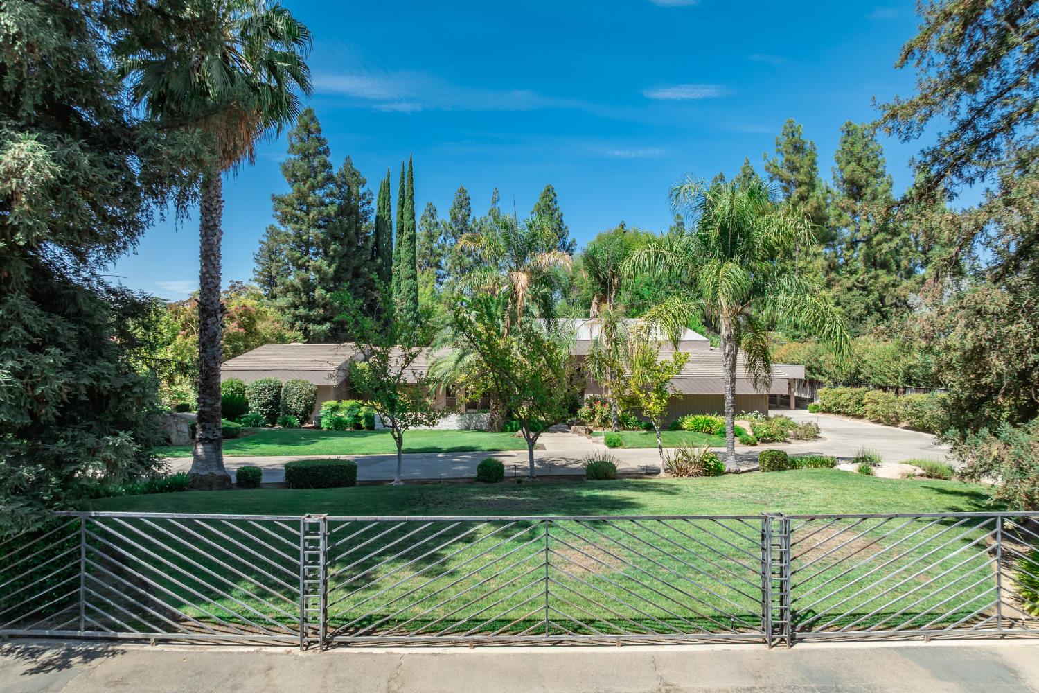 5287 N Sequoia Dr, Fresno, CA 93711