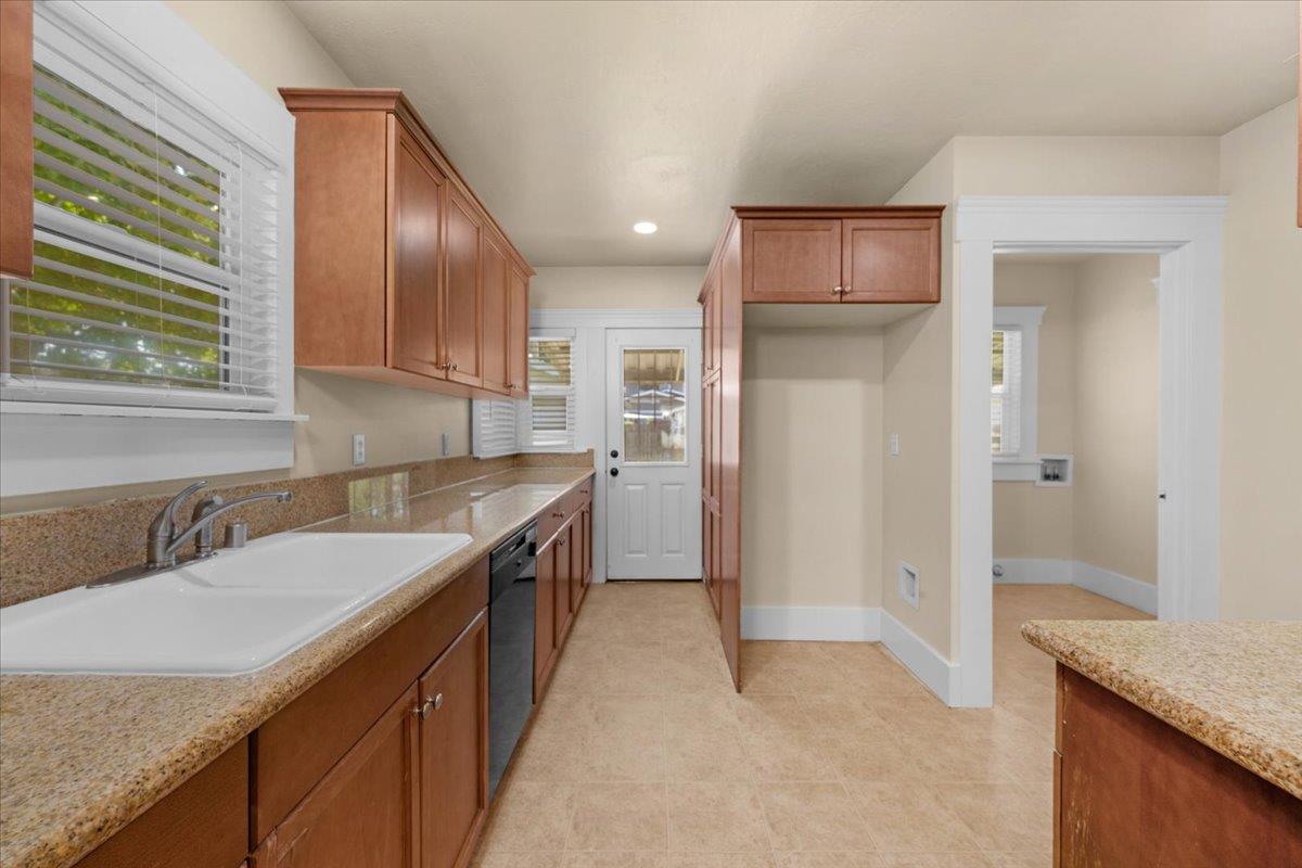 1235 N Thorne, Fresno, CA 93728