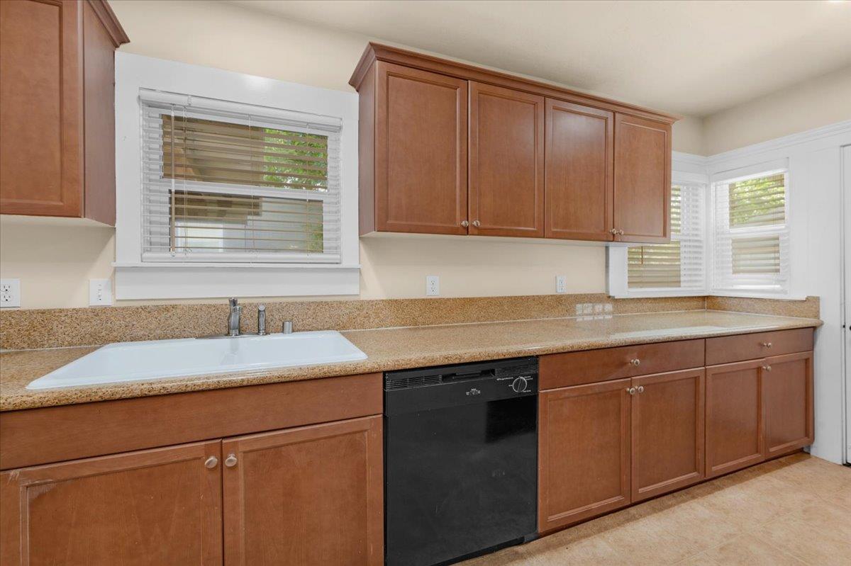 1235 N Thorne, Fresno, CA 93728