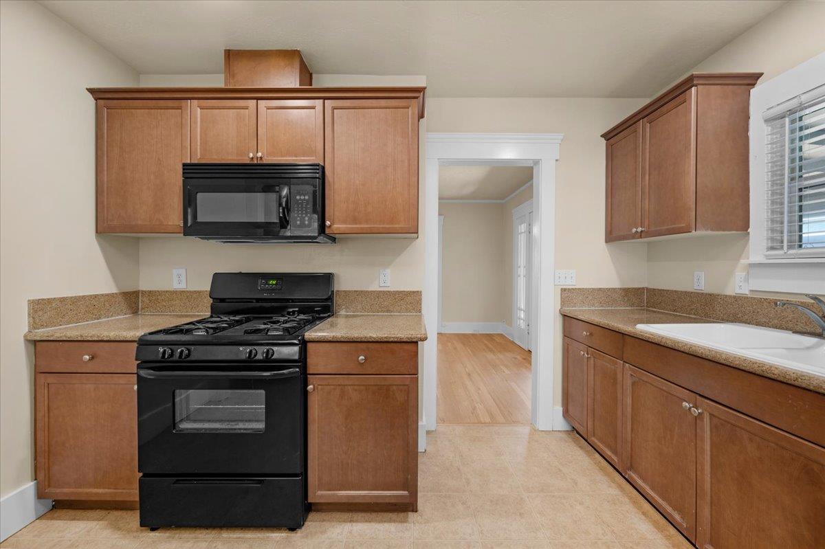 1235 N Thorne, Fresno, CA 93728