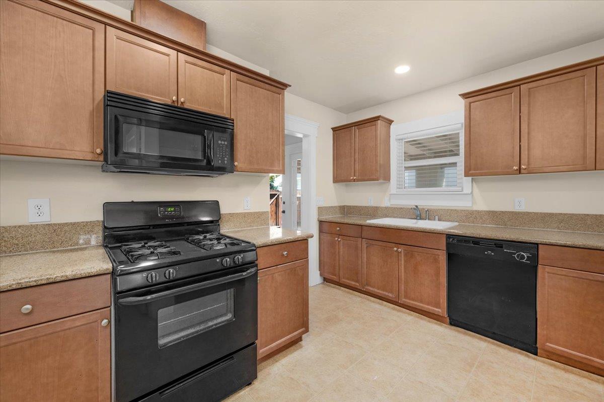 1235 N Thorne, Fresno, CA 93728