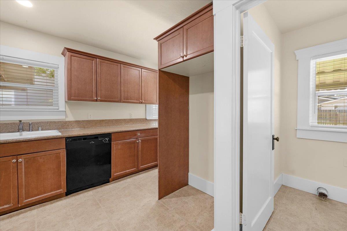 1235 N Thorne, Fresno, CA 93728