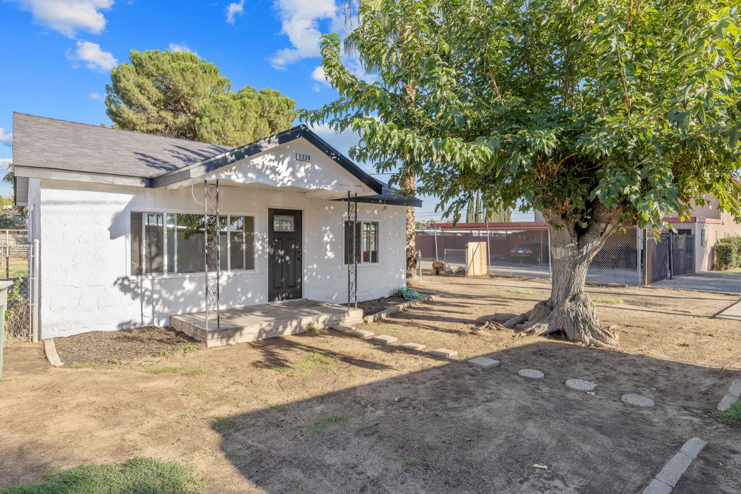 1226 N Rowell Ave, Fresno, CA 93703