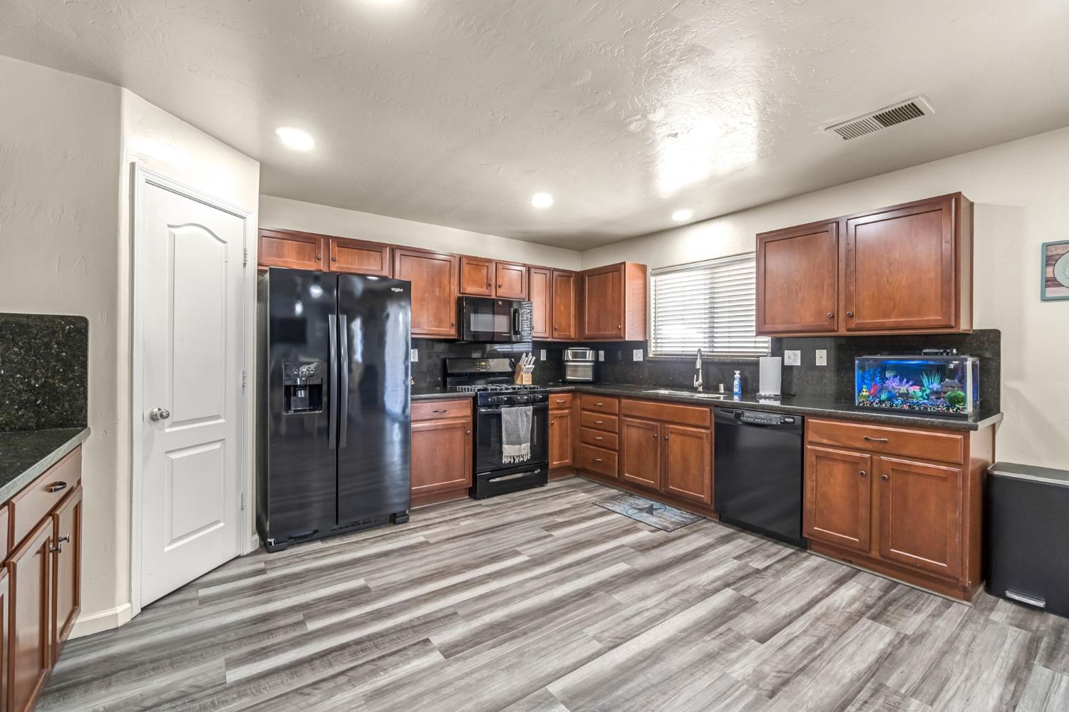 810 S Cypress Ave, Fresno, CA 93727