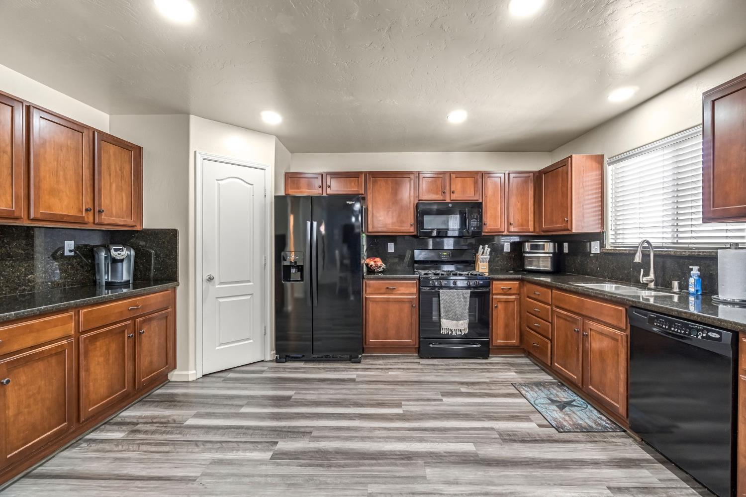 810 S Cypress Ave, Fresno, CA 93727