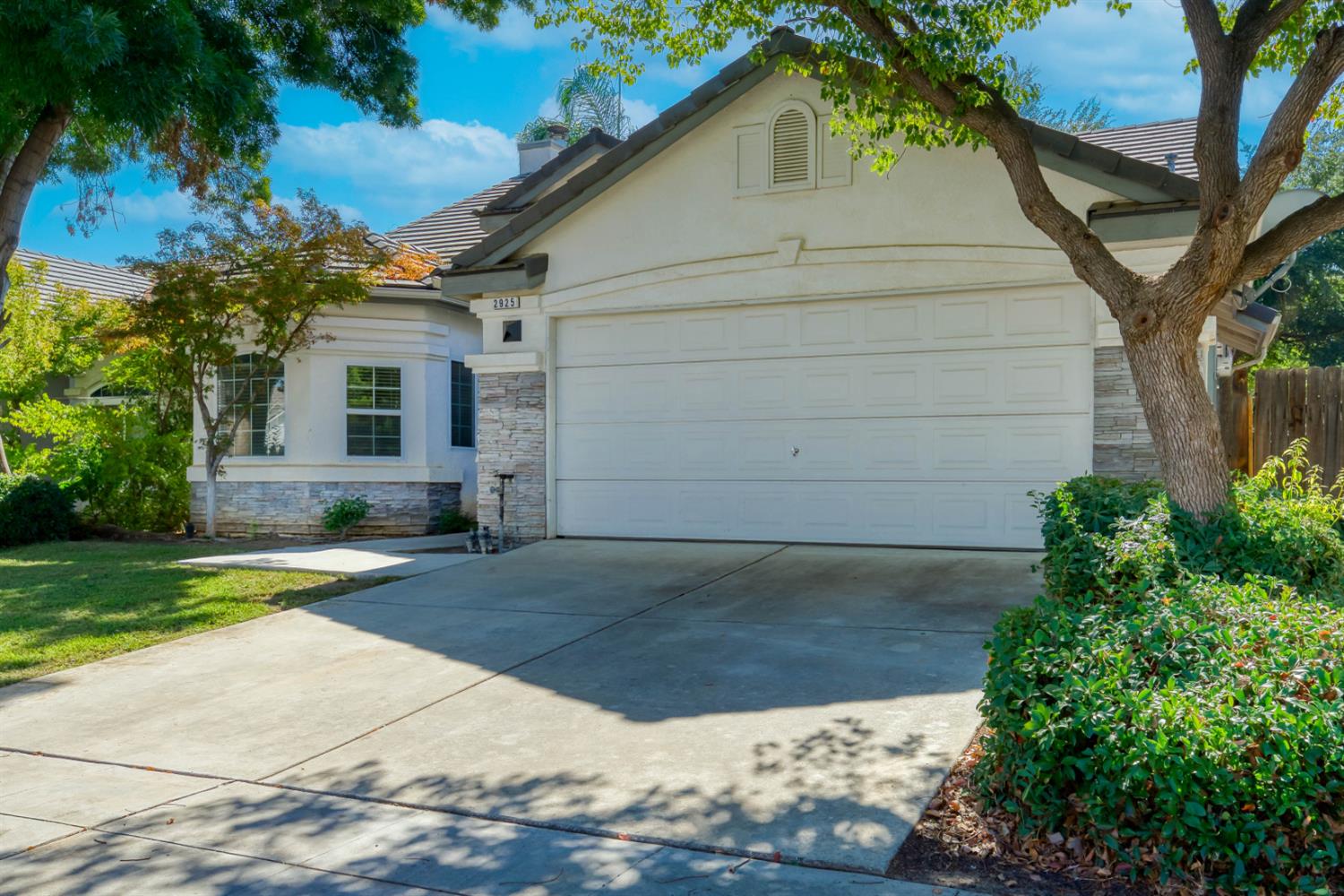 2925 E Eclipse Ave, Fresno, CA 93720