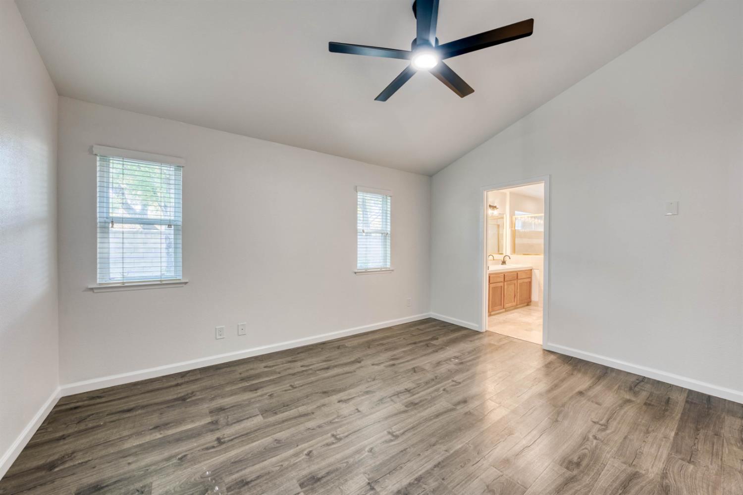 2925 E Eclipse Ave, Fresno, CA 93720