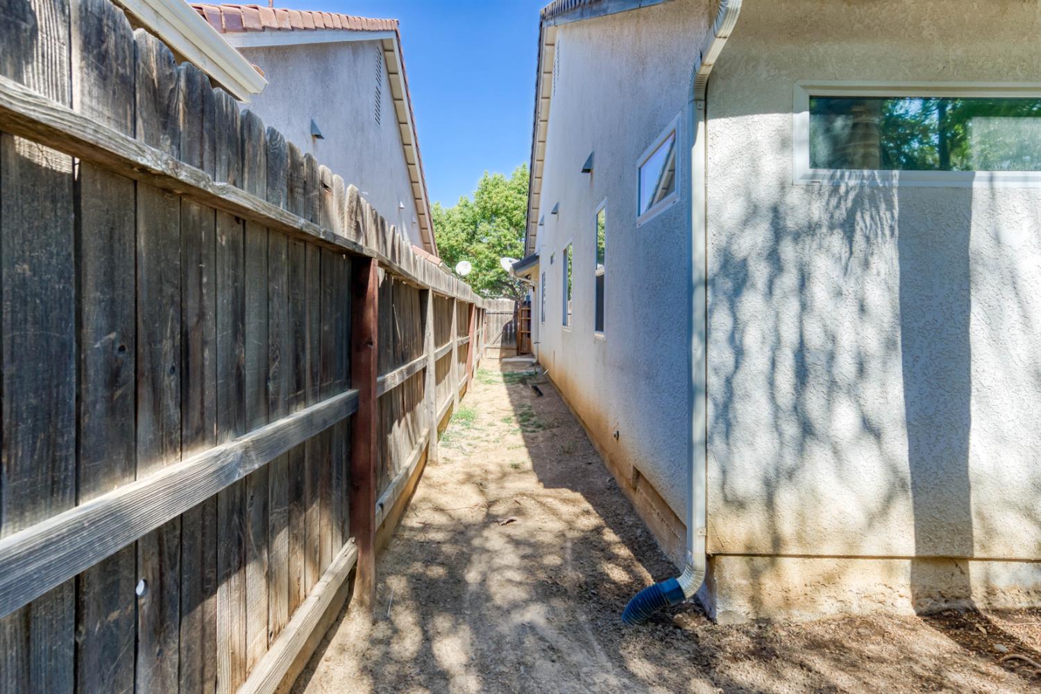 2925 E Eclipse Ave, Fresno, CA 93720