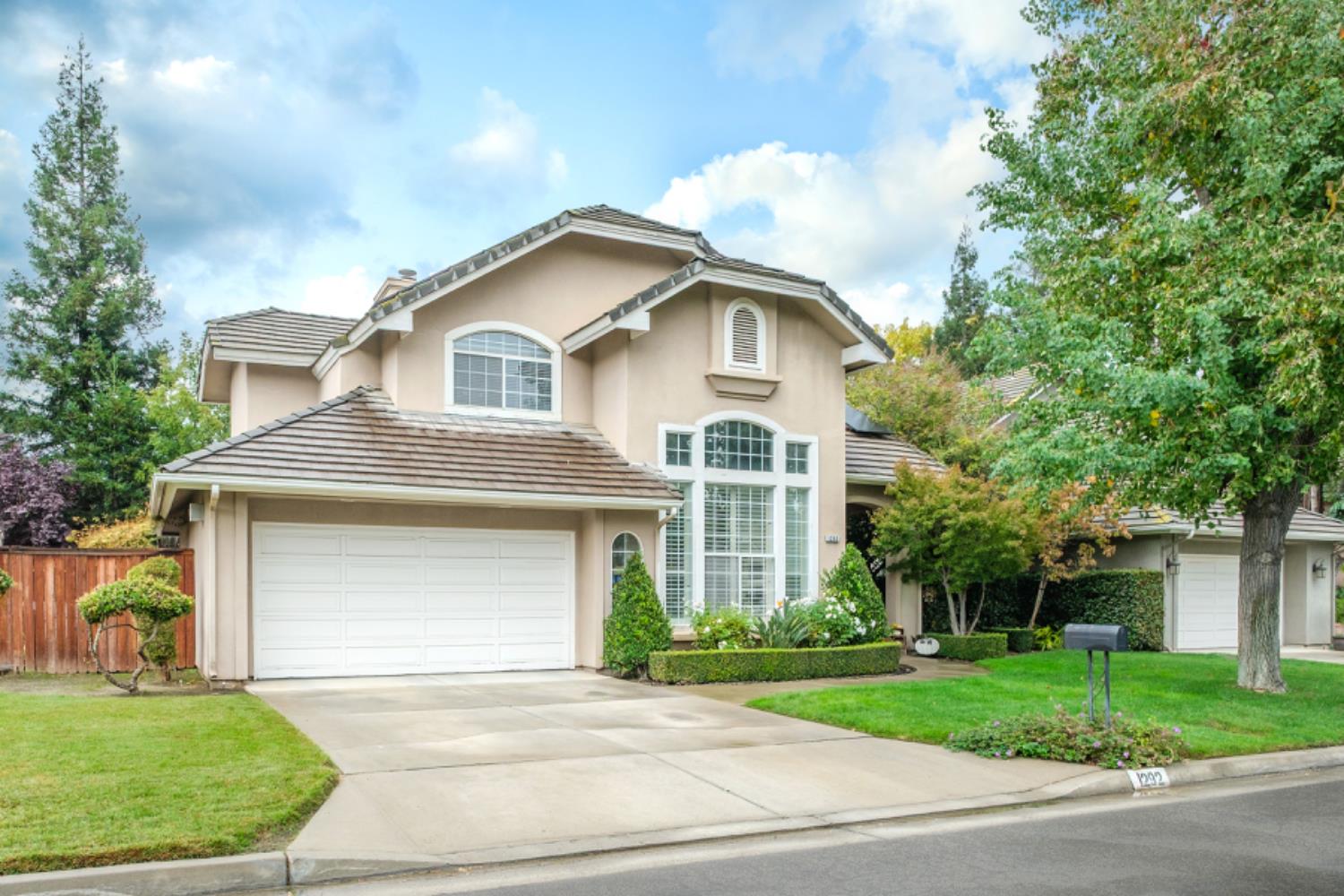 1292 E Le Parc Dr, Fresno, CA 93720