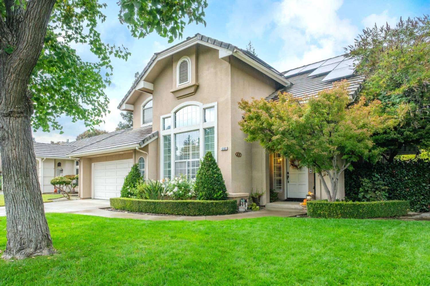 1292 E Le Parc Dr, Fresno, CA 93720